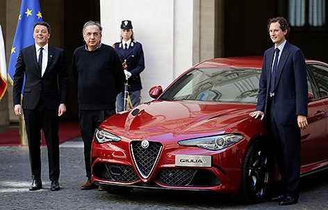 © Reuters/Max Rossi Matteo Renzi mit Fiat Chrysler CEO Sergio Marchionne und John Elkann bei der Präsentation des neuen Alfa Romeo "Giulia"
