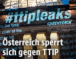 #ttipleaks Schriftzug auf die Fassade des Reichstagsgeb&auml;udes in Berlin projiziert