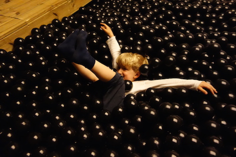 © Maya McKechneay Installation "les thermes" von France Distraction