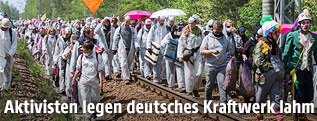 Aktivisten blockieren Zuggleise