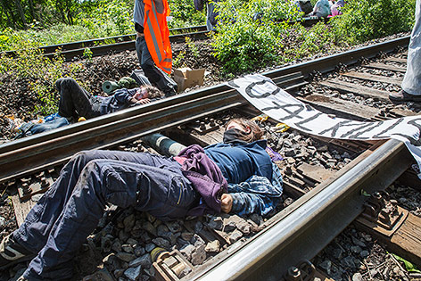 © APA/AP/Tino Schulze Aktivisten blockieren Zuggleise
