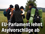 Flüchtlinge auf einem Feldweg