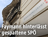Schild auf Fassade des Bundeskanzleramtes