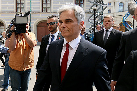 © APA/AP/Ronald Zak Werner Faymann auf dem Weg zum Bundeskanzleramt