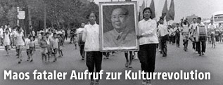 Parade junger Rotgardisten im Jahr 1966 mit einem Plakat von Mao Zedong