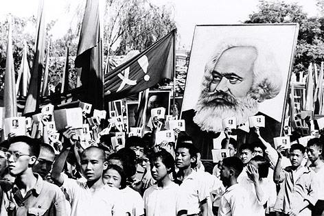 © AP Junge Rotgardisten demonstrieren 1966 in Peking mit einem Plakat von Karl Marx