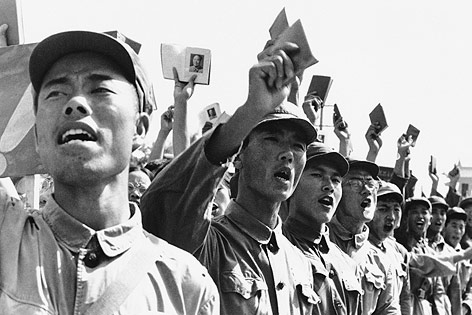 © AP Junge Rotgardisten mit dem "Kleinen Roten Buch" von Mao Zedong