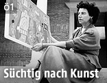Peggy Guggenheim mit einem Gemälde