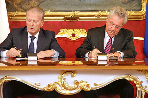 © APA/Bundesheer/Peter Lechner Der interimistische Bundeskanzler Reinhold Mitterlehner (ÖVP) und Bundespräsident Heinz Fischer (SPÖ)