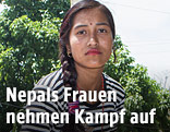 Nepalesisches Mädchen sitzt auf einer Mauer