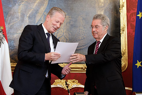 © APA/Georg Hochmuth Der interimistische Bundeskanzler Reinhold Mitterlehner (ÖVP) und Bundespräsident Heinz Fischer (SPÖ)