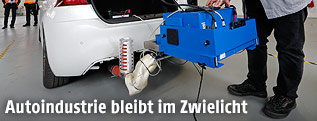 Techniker misst Abgase eines Autos