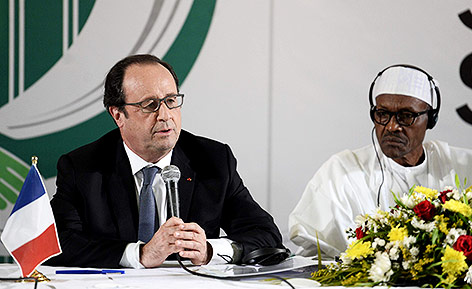 Frankreichs Francois Hollande neben dem nigerianischen Präsidenten Muhammadu Buhari
