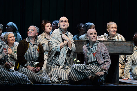© Oper Frankfurt/Barbara Aumüller Szene aus "Die Passagierin"