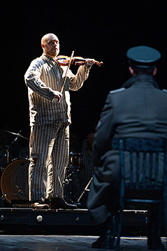 © Oper Frankfurt/Barbara Aumüller Szene aus "Die Passagierin"
