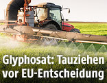 Traktor mit Ausleger versprüht Flüssigkeit