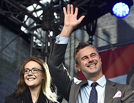 © APA/Helmut Fohringer FPÖ-Präsidentschaftskandidat Norbert Hofer mit Ehefrau Verena