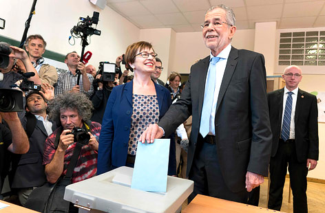 © APA/AFP/Joe Klamar Präsidentschaftskandidat Alexander Van der Bellen bei der Stimmabgabe