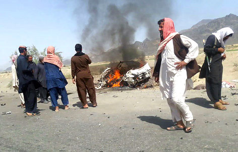 © APA/AFP Zerstörtes Fahrzeug, in dem der Chef der Taliban, Mullah Achtar Mansur, gewesen sein soll