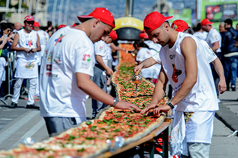 © APA/AFP/Mario Laporta Weltrekordversuch mit längster Pizza