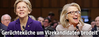 US-Senatorin Elizabeth Warren und die demokratische Präsidentschaftskandidatin Hillary Clinton