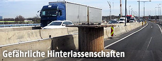 Kabelrolle von einem Lkw auf der Autobahn