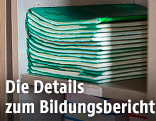 Schulhefte auf einem Stapel