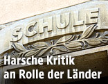Aufschrift "Schule" an einem Gebäude