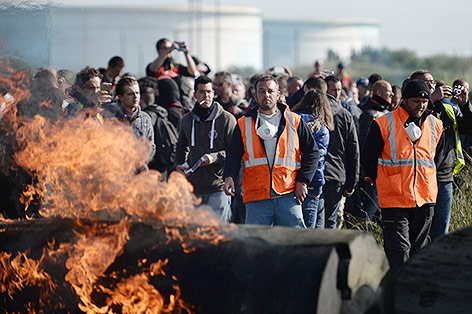 © APA/AFP/Jean-Sebastien Evrard Raffinerie-Arbeiter haben Autoreifen in Brand gesetzt