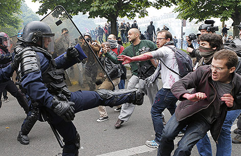 © APA/AP/Francois Mori Randale zwischen Polisten und Demonstranten