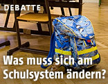 Schultasche in einem Klassenzimmer