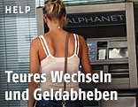 Eine Frau behebt Geld vom Bankomat