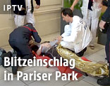 Feuerwehrleute behandeln ein Blitzschlagopfer