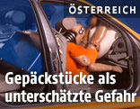 Ungesichertes Gepäckstück drückt gegen die Beifahrerkabine auf einen Crash-Test-Dummy