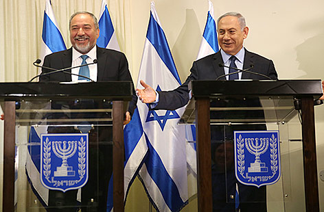 © APA/AFP/Menahem Kahana Israels Ministerpräsident Benjamin Netanjahu und der ultrarechte Parteivorsitzende von Israel Beitenu, Avigdor Lieberman