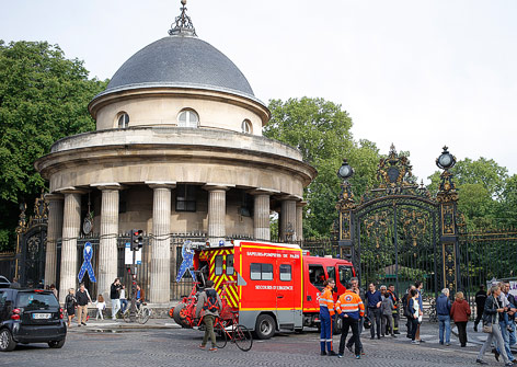 © APA/AP/Francois Mori Feuerwehr am Eingang zum Monceau-Park in Paris