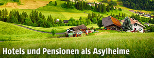 Häuser an einem Berghang