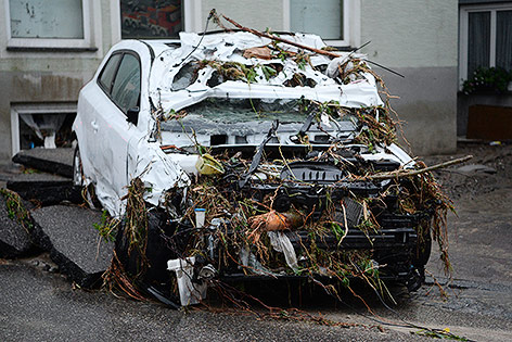 © APA/AP/dpa/Franziska Kraufmann Zerstörtes Auto in Braunsbach