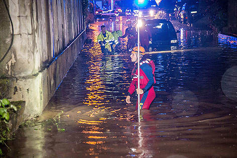 © picturedesk.com/dpa/Sven Friebe Feuerwehrmänner bergen in Schwäbisch Gmünd (Baden-Württemberg) ein Fahrzeug