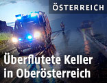 Feuerwehrauto mit Blaulicht im Unwetter