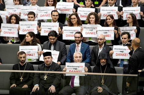 © APA/AFP/Odd Andersen Armenische Geistliche halten Danke-Schilder im deutschen Bundestag in die Höhe