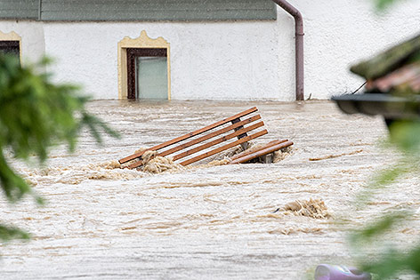 © APA/dpa/Armin Weigel Eine Bank wird in Triftern (Bayern) vom Hochwasser überflutet