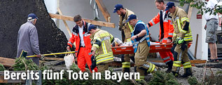 Feuerwehrleute bergen eine Person