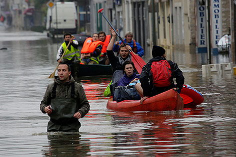 © APA/AP/Jerome Delay Menschen an einer überschwemmten Straße in Paris