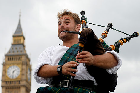 © Reuters/Suzanne Plunkett Dudelsackspieler vor den Houses of Parliament