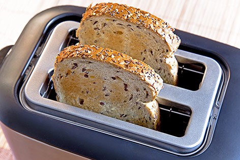 © Fotolia/ringele Toaster mit zwei Toastscheiben