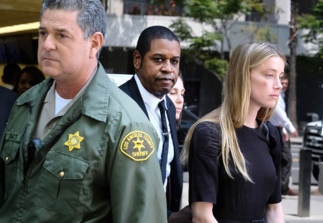 © APA/AP/Richard Vogel Amber Heard kommt aus dem Gericht von Los Angeles heraus