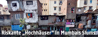 Mehrstöckige Häuser in einem Slum in Mumbai