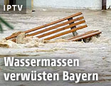 Eine Bank wird vom Hochwasser überflutet