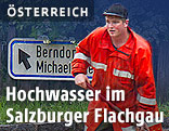 Helfer kämpft gegen die Wassermassen